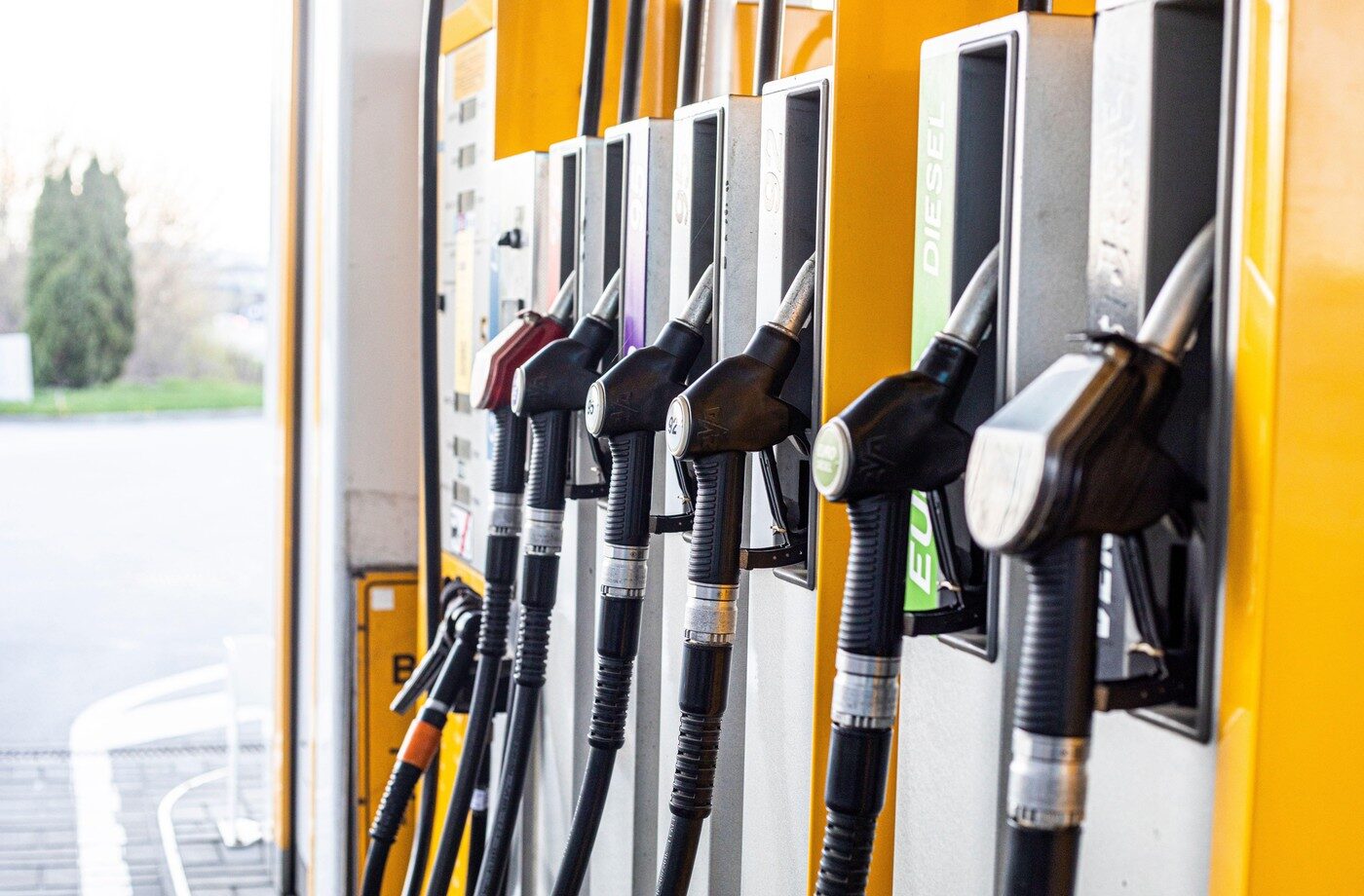 Bulgaria ieftinește benzina, România rămâne scumpă