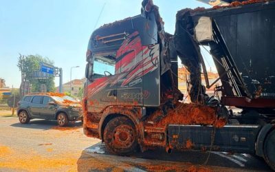 TIR-ul a prăbușit 18 tone de roșii peste o Dacie în Italia