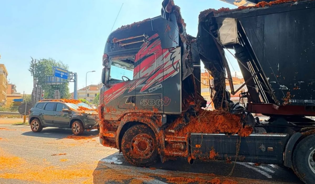 TIR-ul a prăbușit 18 tone de roșii peste o Dacie în Italia
