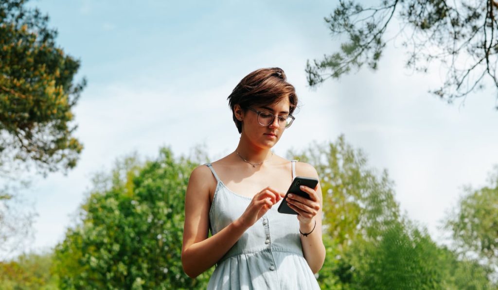 Tânără din Constanța, salvată de la o țepă online cu credite rapide