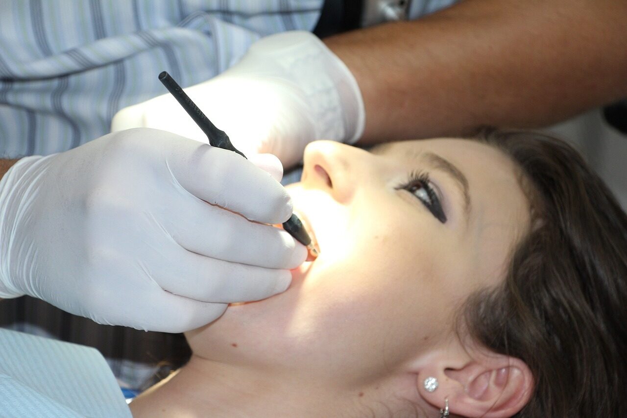 Prețuri dentare România: Timișoara, cea mai ieftină. Cât costă implantul