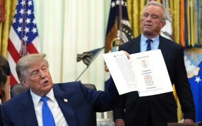 Trump, controversat decret: leagă vaccinurile de autism, cere rărirea imunizării copiilor