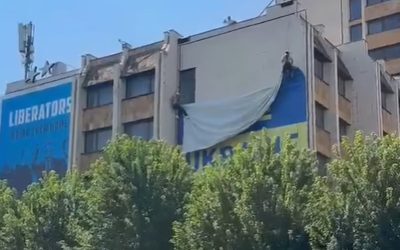 Furie la Priștina: Drapelul Ucrainei, luat după vizita lui Zelenski la Vucic