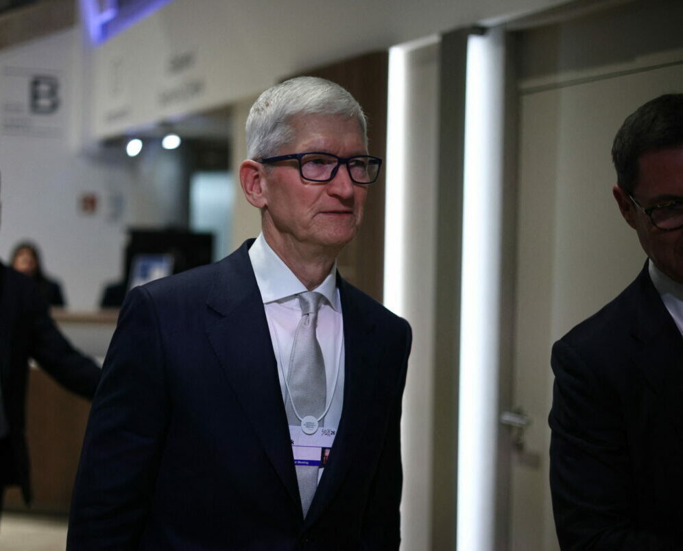 Tim Cook pleacă de la Apple, dar va încasa milioane