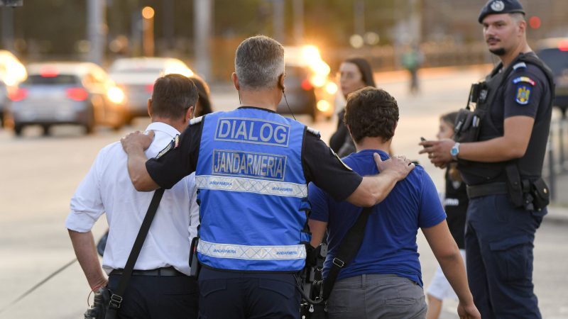 Jandarmii i-au scos pe bărbați din Piața Victoriei