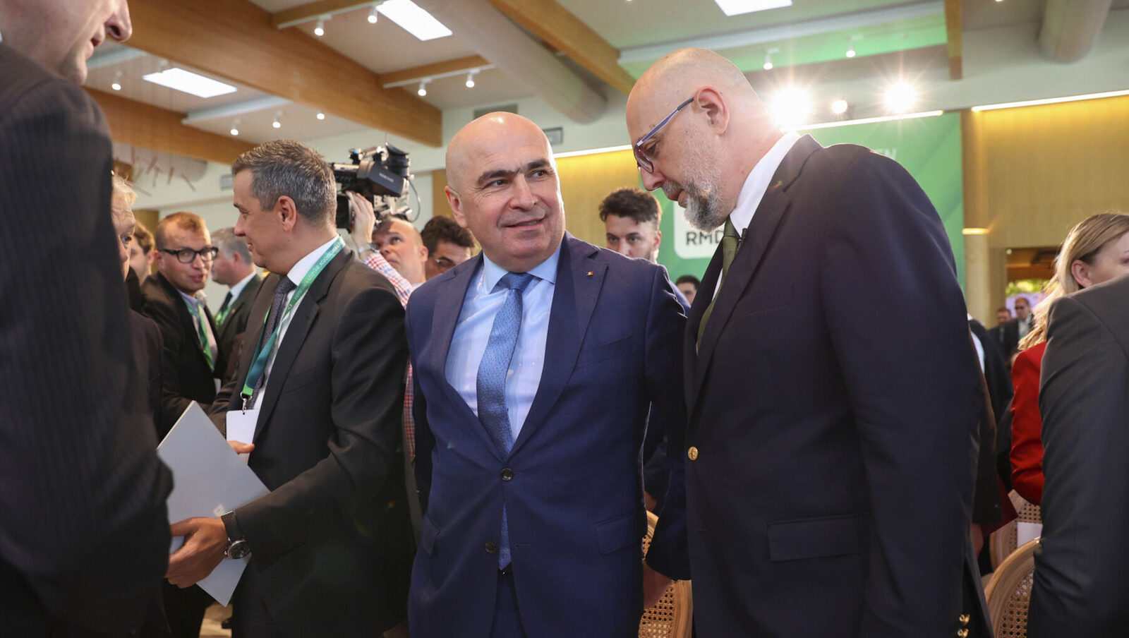 Bolojan: Proiectul drapelului, scos la comandă pentru UDMR?