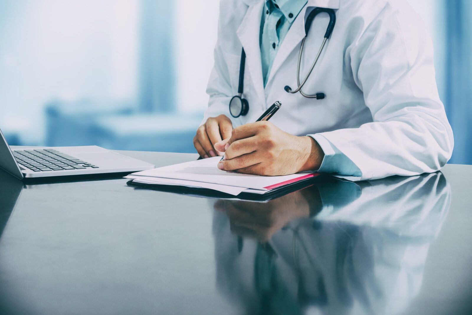 Laptopul pe burtă, cauza petelor ciudate: medicii au crezut altceva