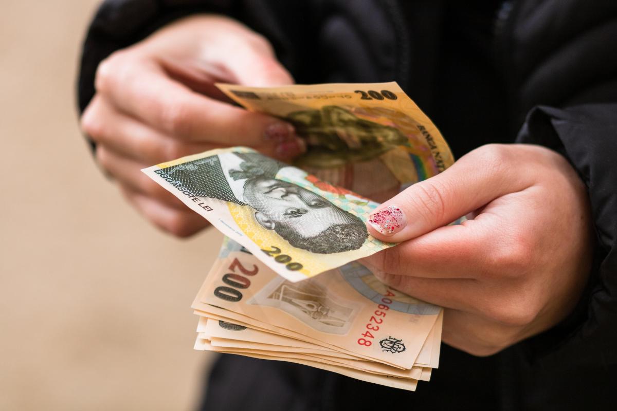 Salariu 6000 lei: Ce taxe scapă banii din buzunar