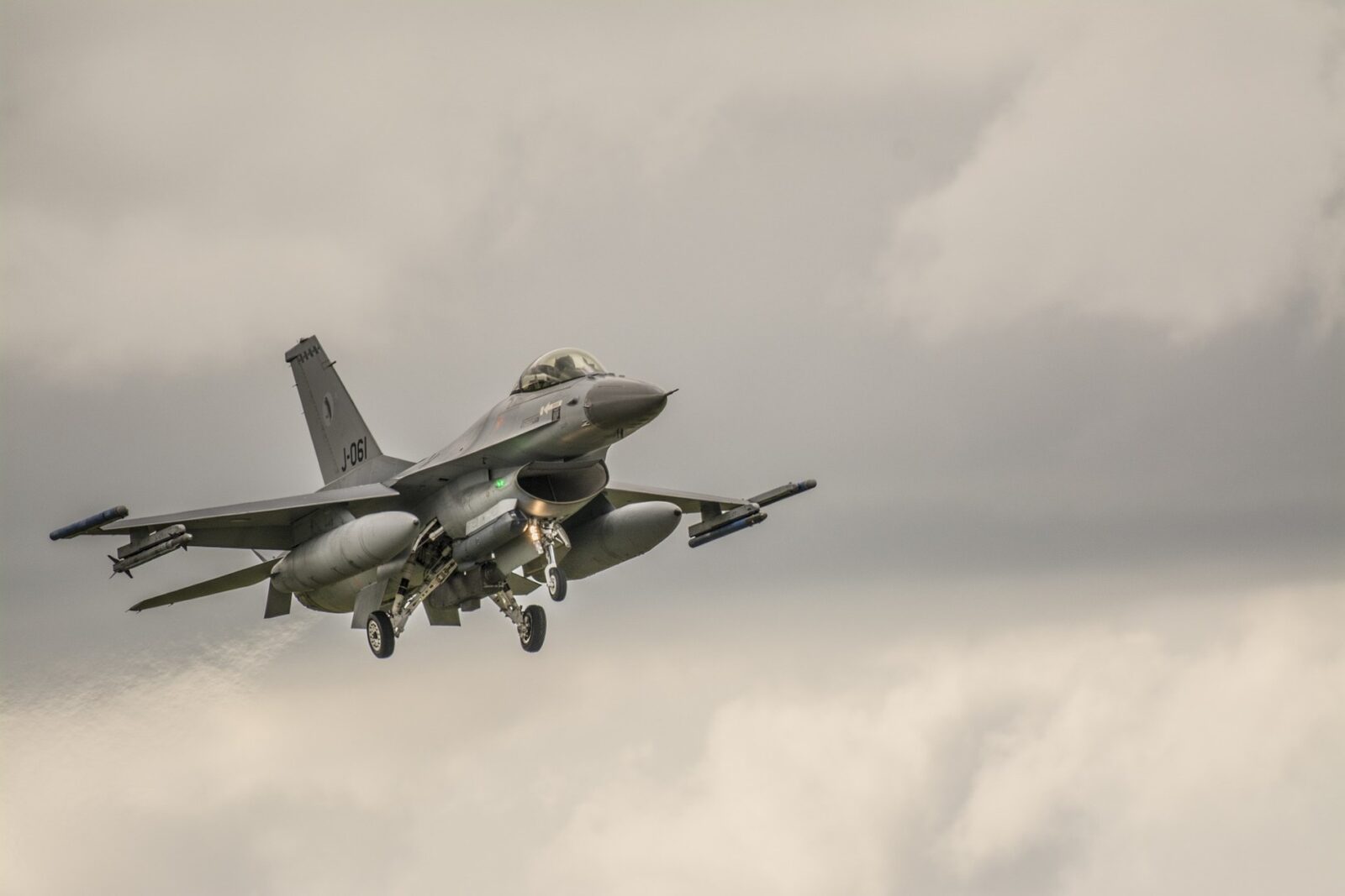 Avioane militare zboară jos. MApN: „Nu vă panicați”
