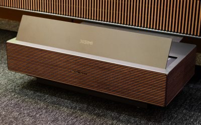 XGIMI Aura Max: Cinema 4K de 5.700 lumeni în sufragerie