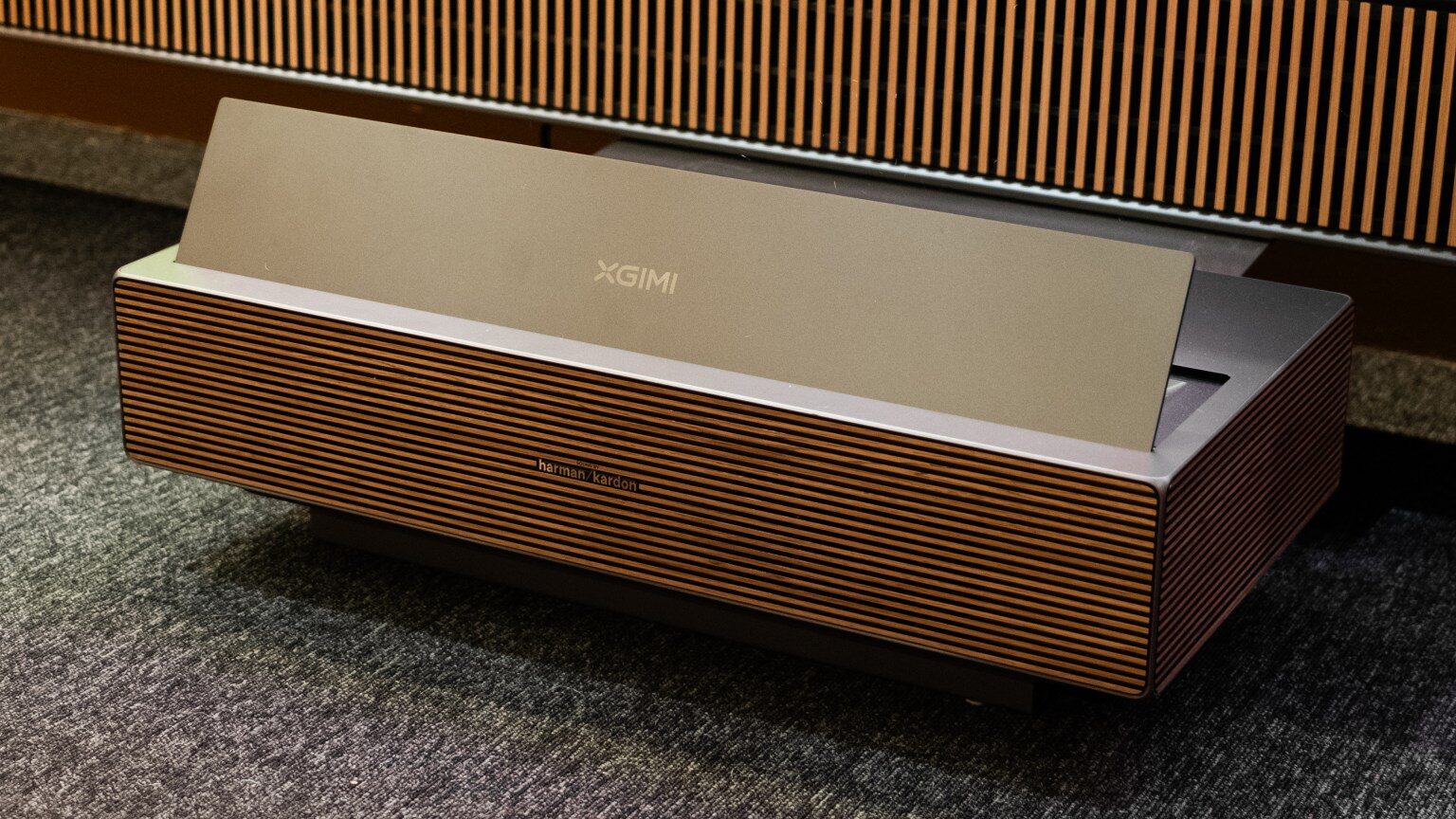 XGIMI Aura Max: Cinema 4K de 5.700 lumeni în sufragerie