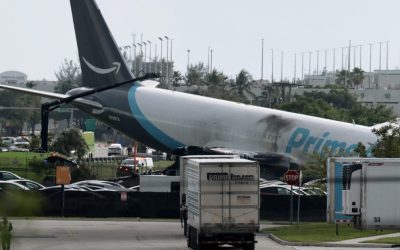 Avion Amazon la Miami: A ieșit de pe pistă, a lovit mașini, trafic suspendat