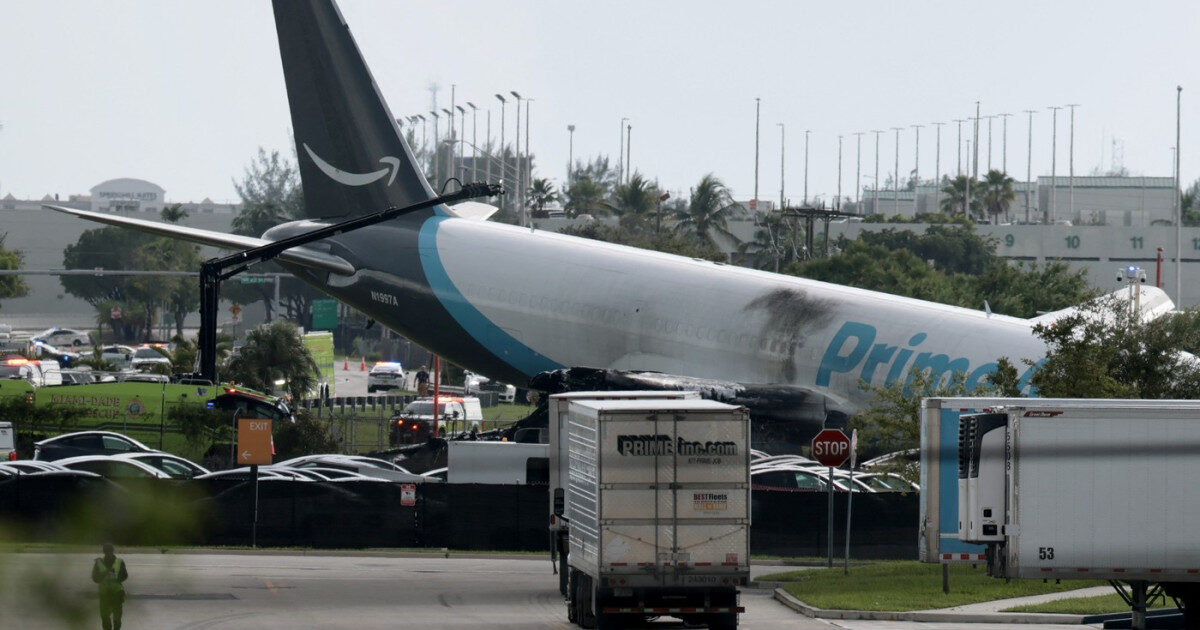 Avion Amazon la Miami: A ieșit de pe pistă, a lovit mașini, trafic suspendat