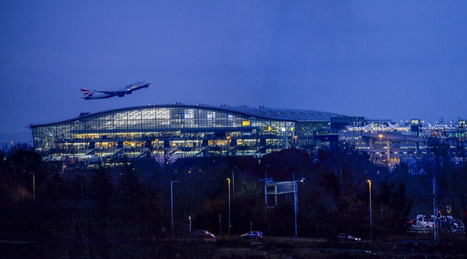 Incendiu la Heathrow: Transport blocat spre aeroportul londonez