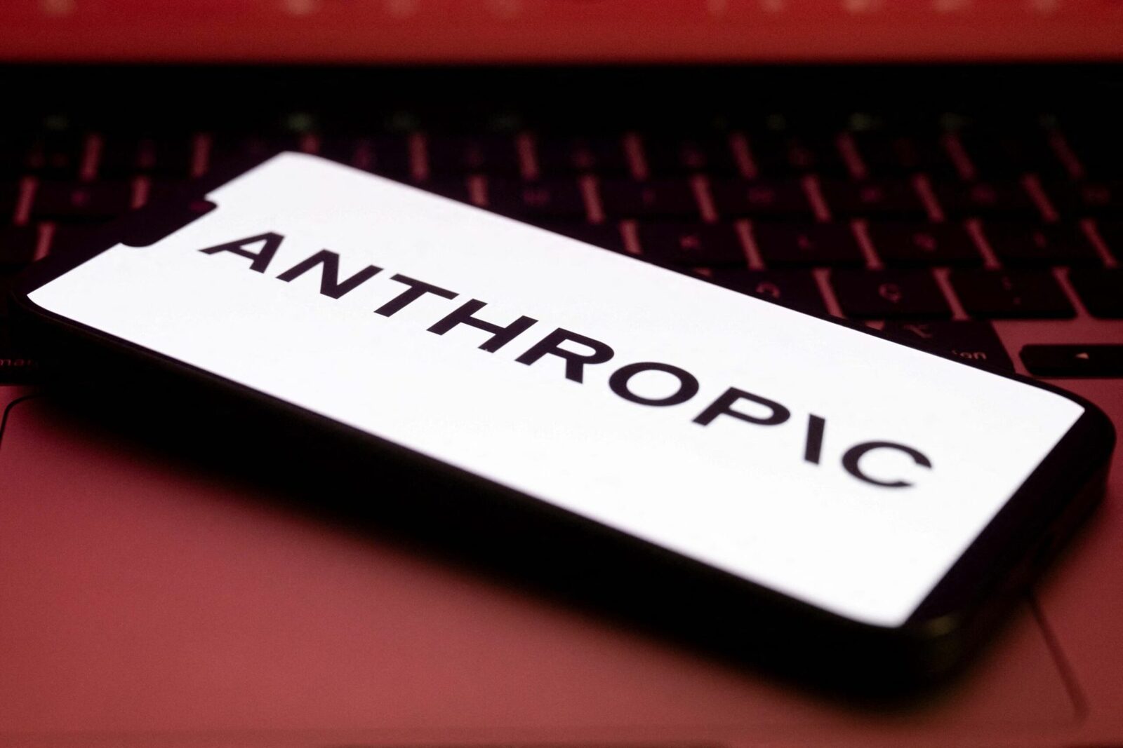 Hackerii folosesc AI pentru atacuri. Avertisment Anthropic