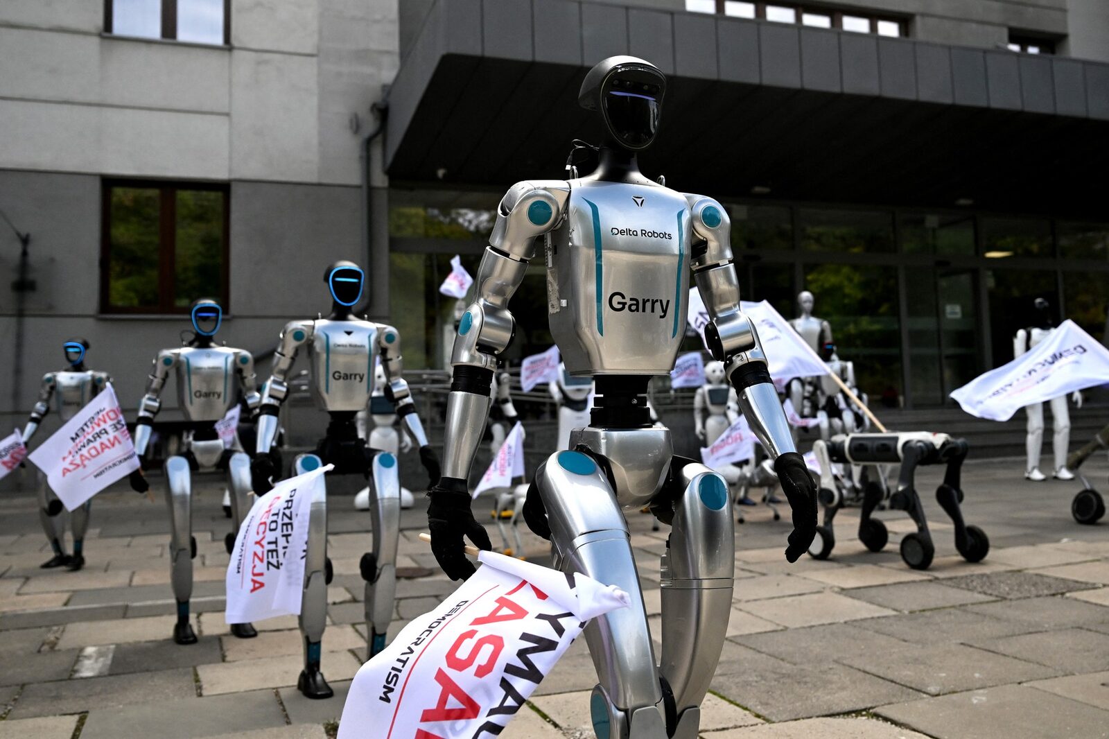 Roboți în stradă în Polonia: Luptă contra AI-ului